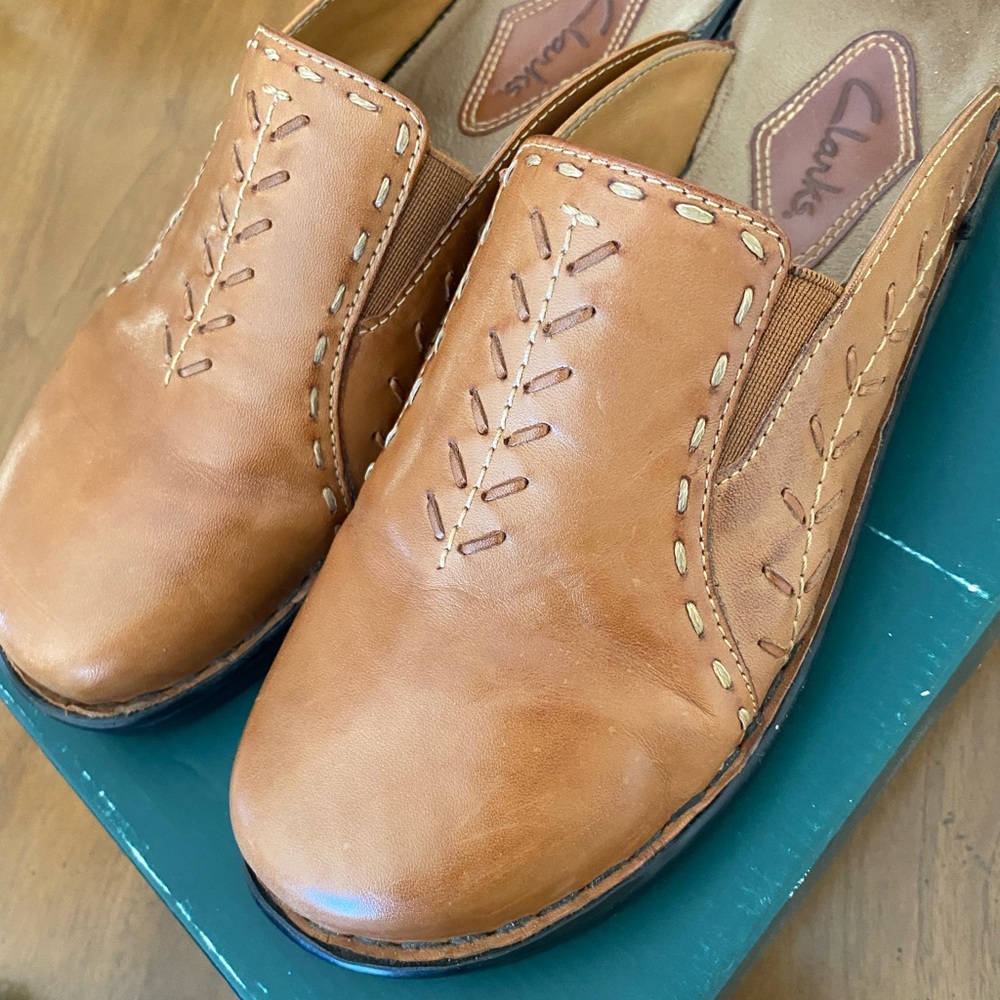 CLARKS Leather Clog/Mule  Size 8